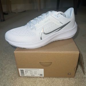 New Nike women’s 8.5